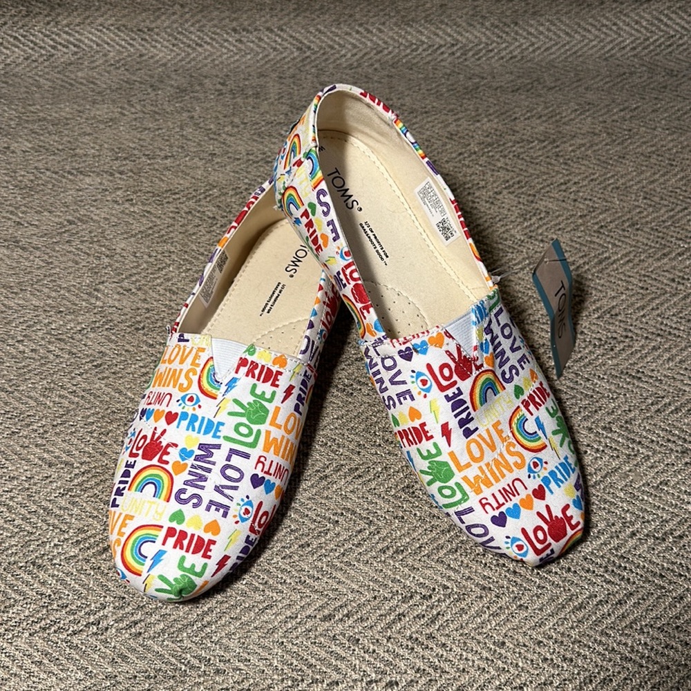 Toms Belmont White Multi Unity Print Rainbow Love Pride Shoes Size 8 womens NWT